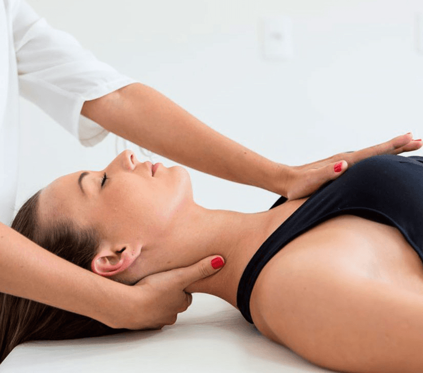 Profissional da Corpory durante um atendimento de terapia corporal