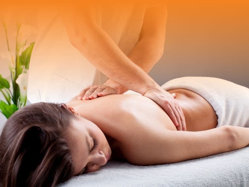 Massagem modeladora nas costas em ambiente de spa